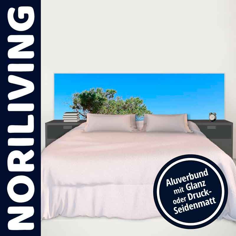 Schlafzimmer mit Bett, dekoriert mit einem Alubund-Kopfteil von Noriliving in Glanz oder Druck-Seidenmatt-Ausführung.