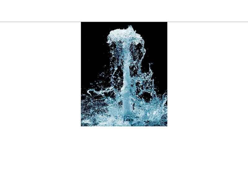 Ein spritzender Wasserstrahl vor einem dunklen Hintergrund, der Frische und Dynamik symbolisiert.