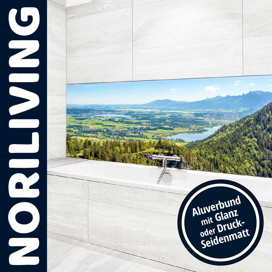 Badezimmer mit großem Landschaftsbild auf Aluverbund-Wand, umgeben von hellen Fliesen, Aussicht auf Berge und Tal