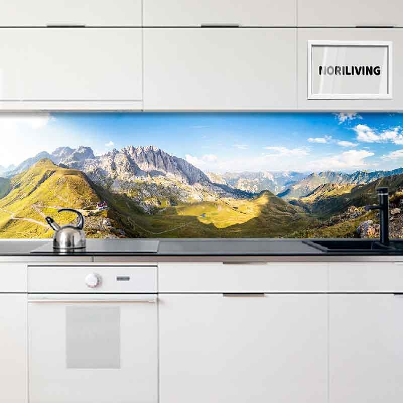 Moderne Küche mit weißem Design, Herd und Alpenpanorama als Rückwand
