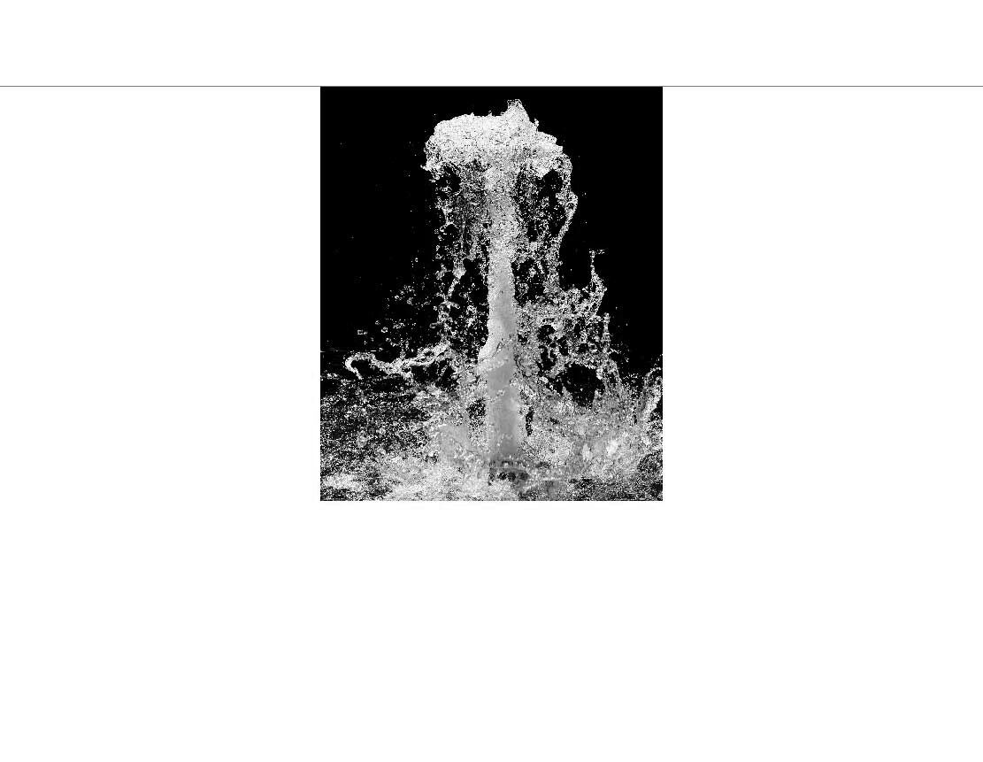 Nahaufnahme einer spritzenden Wasserfontäne vor schwarzem Hintergrund