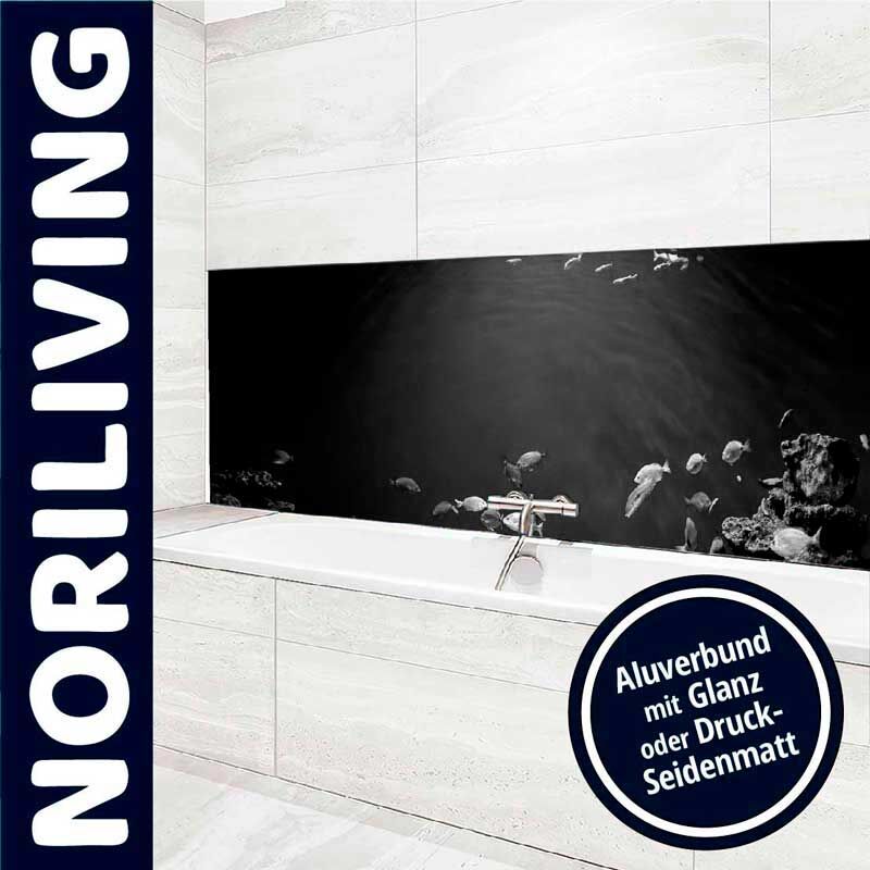 Moderne Badezimmergestaltung mit glänzender Aluverbund-Wandverkleidung hinter der Badewanne von Noriliving