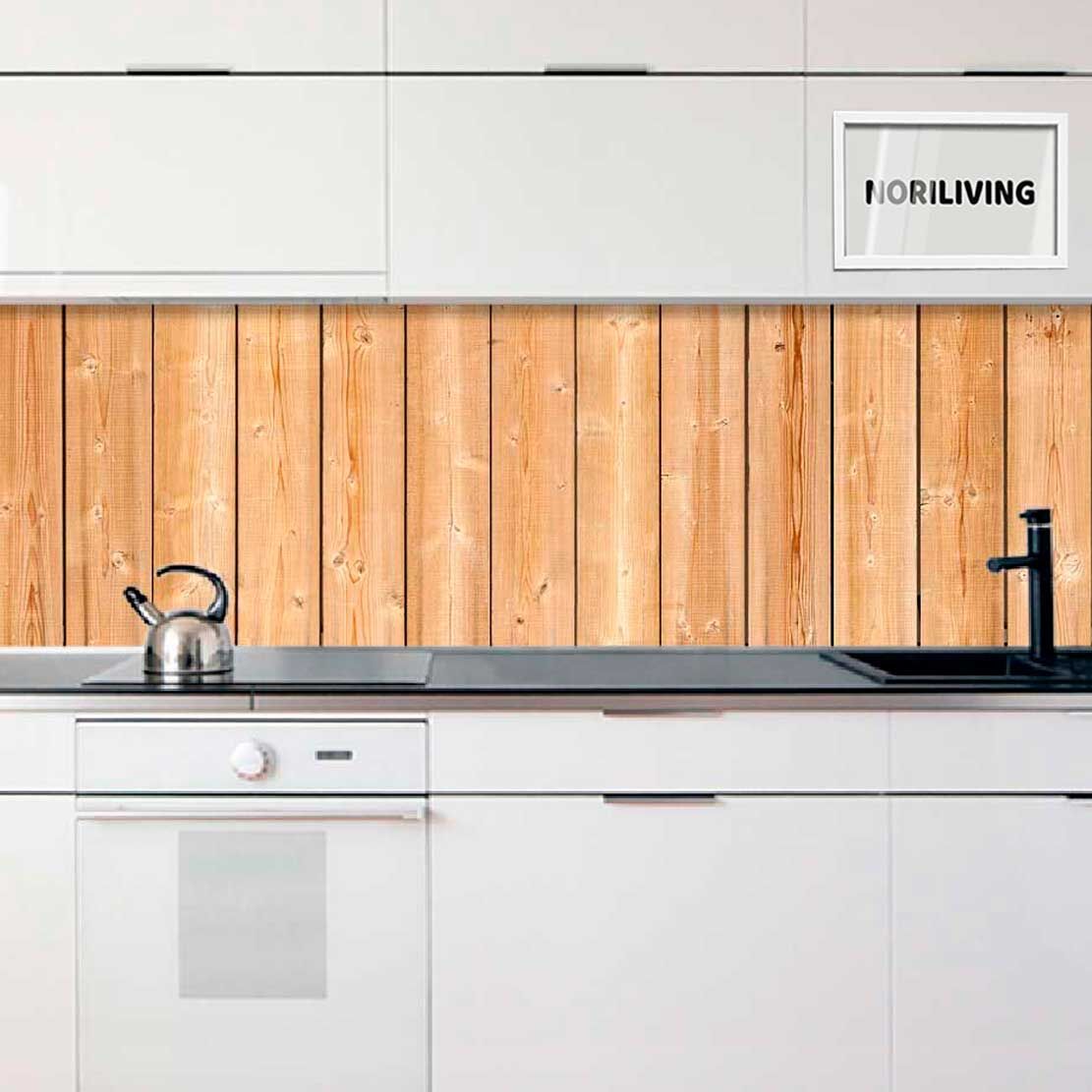 Elegante, weiße Küche mit heller Holzwand als stilvollem Rückwand-Element