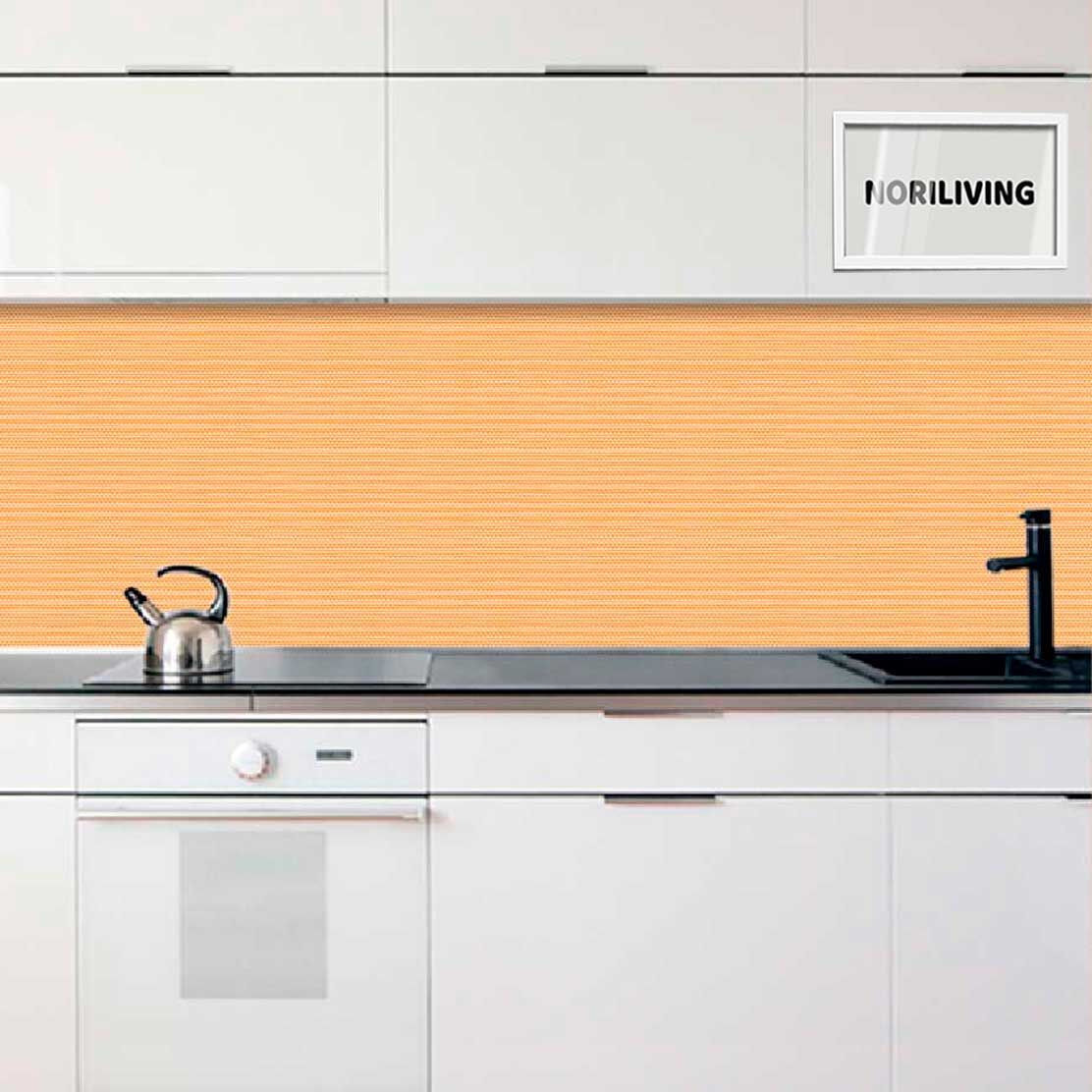 Küchendesign mit weißen Schränken, beiger Rückwand, Wasserkocher und Spüle
