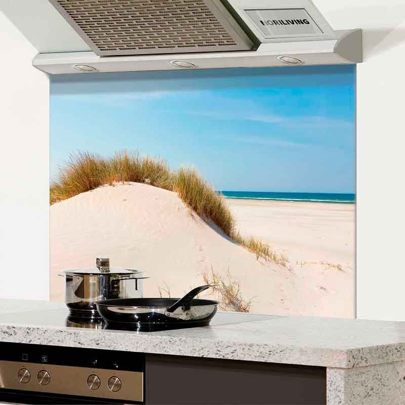 Moderne Küche mit Spritzschutz, der eine idyllische Strand- und Dünenlandschaft zeigt