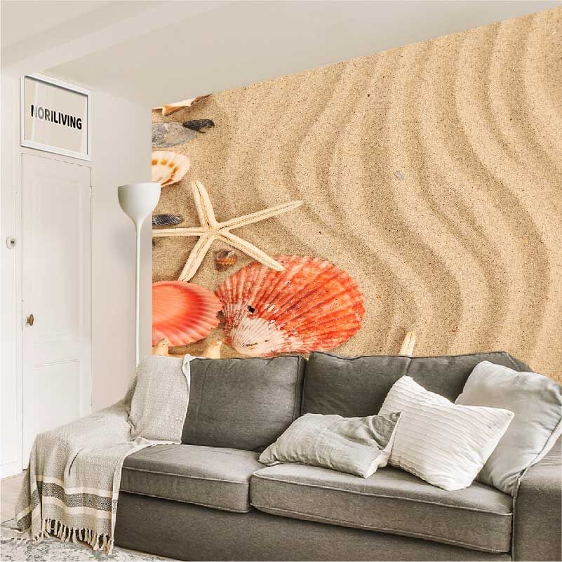 im Wohnzimmer eingebaute Wohnzimmerrückwand mit Motiv Muscheln im Sand 513