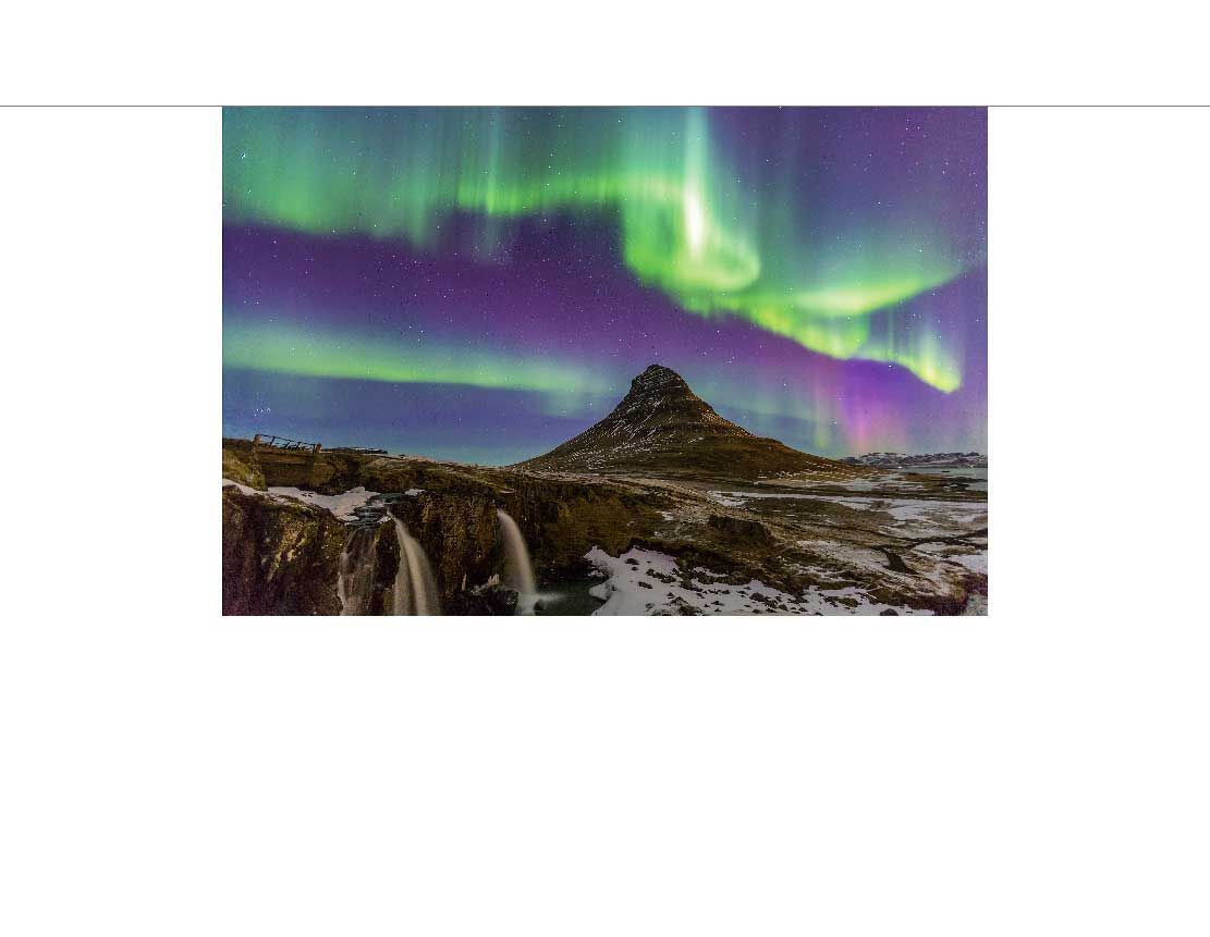 Spektakuläre Nordlichter tanzen über dem Berg Kirkjufell und einem Wasserfall in einer winterlichen Landschaft in Island.