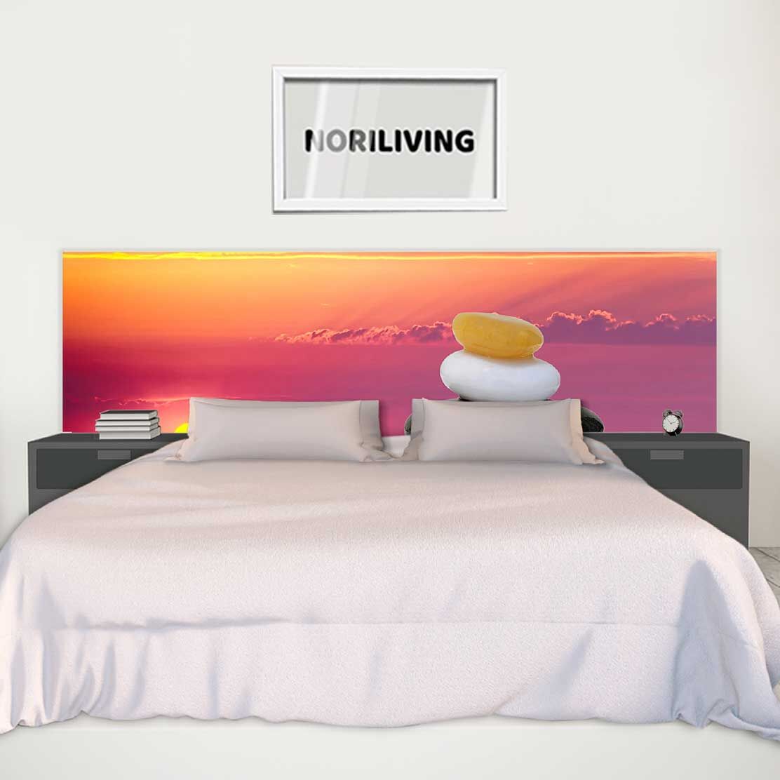 Schlafzimmer mit großem Doppelbett, Sonnenuntergangswandbild und dekorativen Steinen