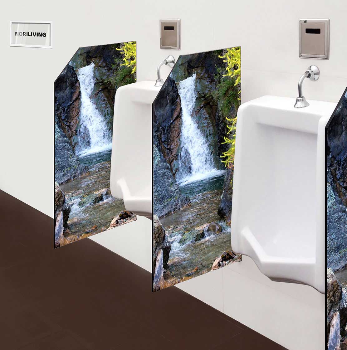 in der Toilette eingebaute Schamwand mit Motiv Wasserfall in den italienischen Dolomiten 744
