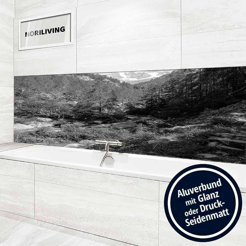 Elegantes Badezimmer mit Aluverbund-Wandverkleidung und Naturpanorama