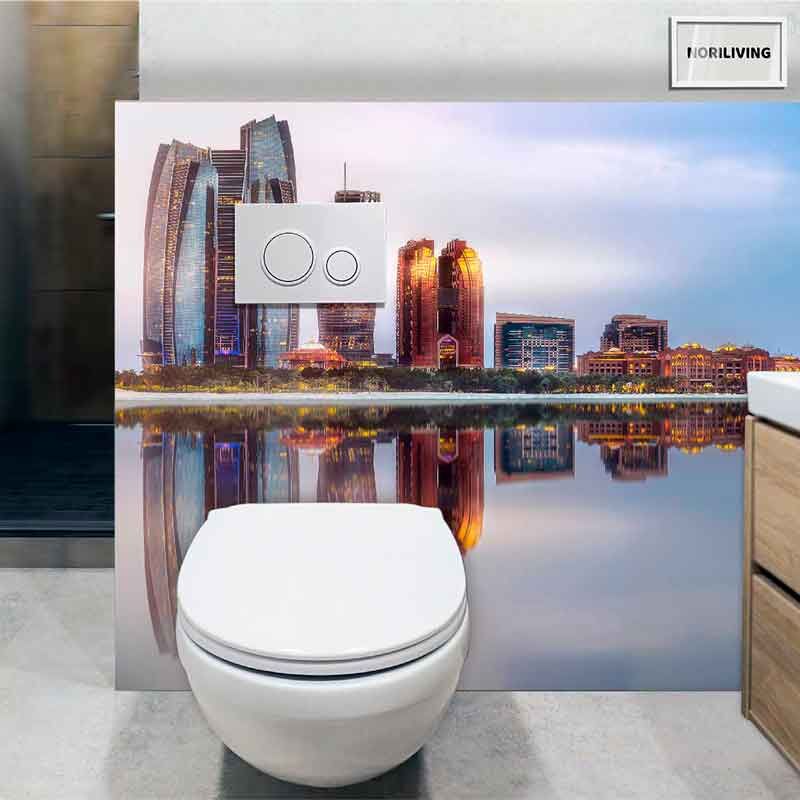 Moderne Toilette mit stilvollem Stadtbild-Hintergrund in einem Badezimmer