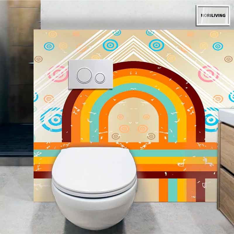 Toilette vor einer Wand mit buntem Regenbogen-Design