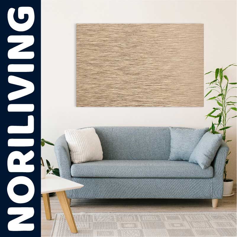 Moderne Wohnzimmergestaltung mit eleganter blauer Couch und minimalistischem Dekor Elegante blaue Couch im Wohnzimmer, umgeben von minimalistischen Accessoires und Pflanzen, ideal für moderne Inneneinrichtung