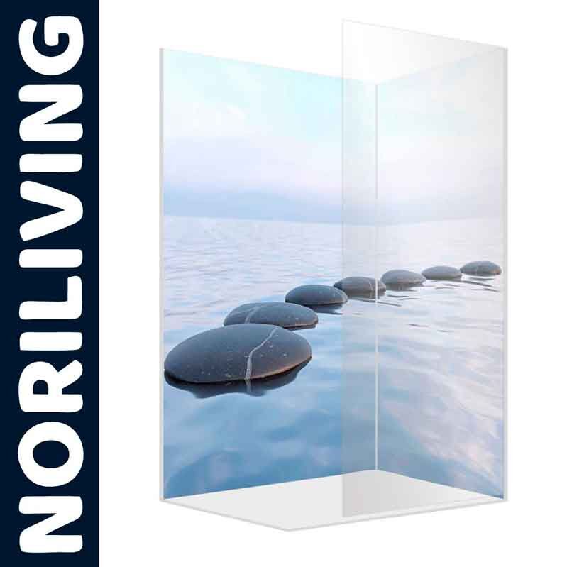 Duschwand von Noriliving mit Zen-Steinen und ruhigem Wasser