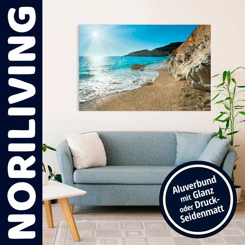 Wohnzimmer mit Sofa und Wandbild eines sonnigen Strandes, dekoriert mit Pflanzen