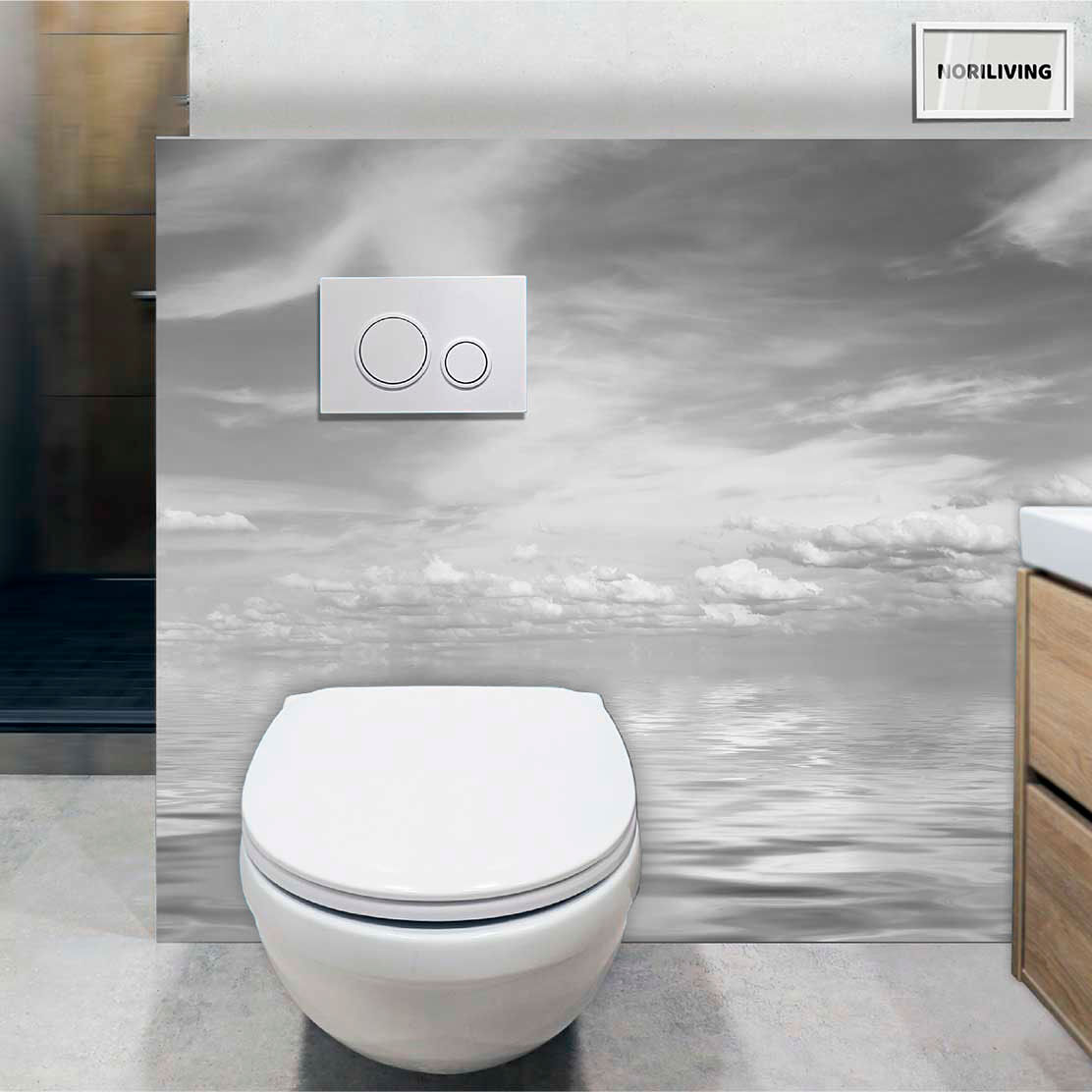 im WC eingebaute Toilettenrückwand mit Motiv blauer Himmel mit weißen Wolken über Wasseroberfläche 838 schwarz-weiß