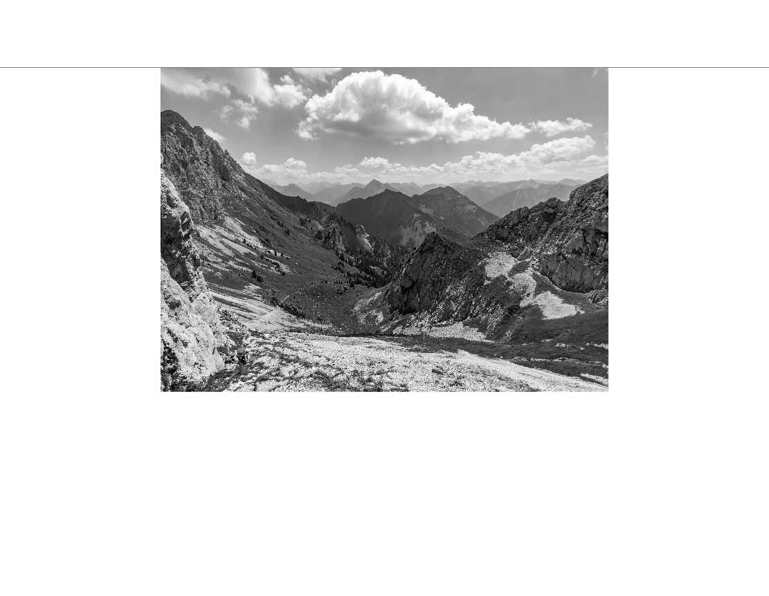 Ansicht des Badrückwand-Motivs Wandern und Klettern im Tannheimer Tal 666 schwarz-weiß