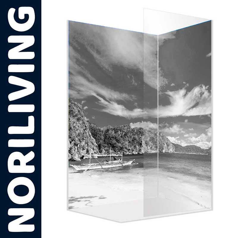 Duschkabine mit einem schwarz-weißen Strandmotiv und dem Noriliving-Logo an der Seite