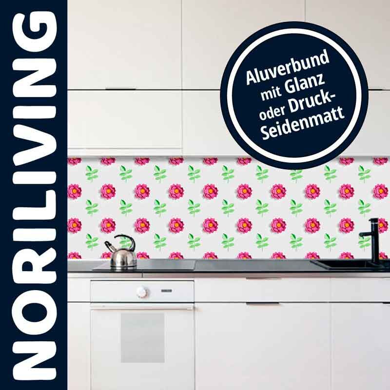Weiße Küche mit bunter, floraler Rückwand aus Aluverbund, angeboten von NORILIVING. Glänzende oder druck-seidenmatte Ausführung verfügbar.