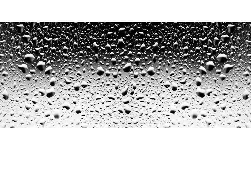 Schwarze und weiße Nahaufnahme von Wassertropfen, die auf einer glatten Oberfläche kondensieren