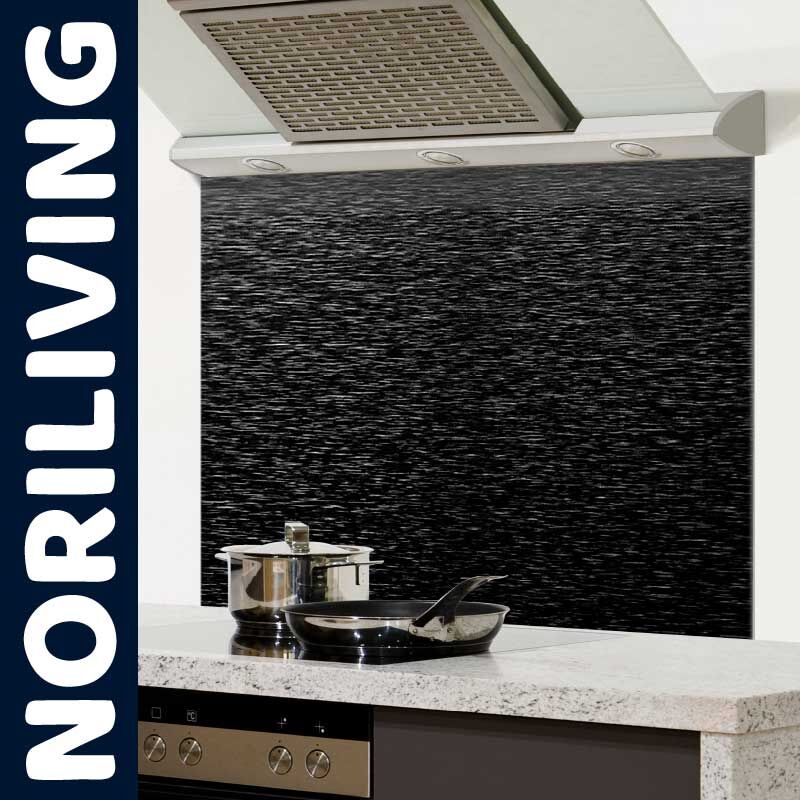 Moderne Küchenrückwand in Schwarz mit Edelstahl-Optik Schwarze Küchenrückwand mit Edelstahl-Optik und Töpfen auf Arbeitsplatte