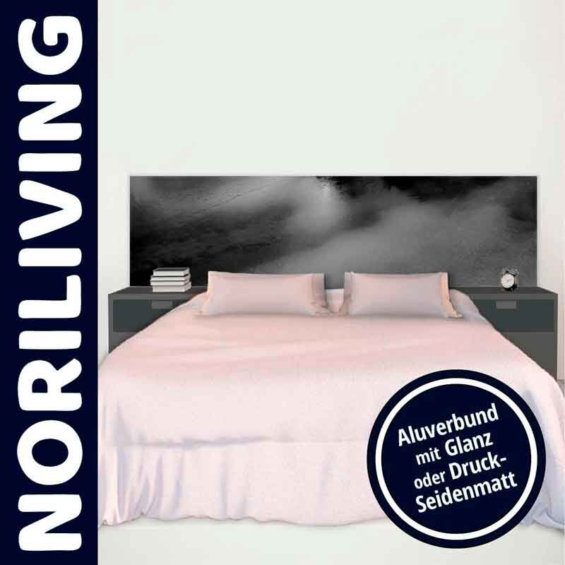 Modernes Bett mit dekorativem Kopfteil in Schwarz-Weiß, flankiert von zwei Nachttischen, Aufschrift NORILIVING