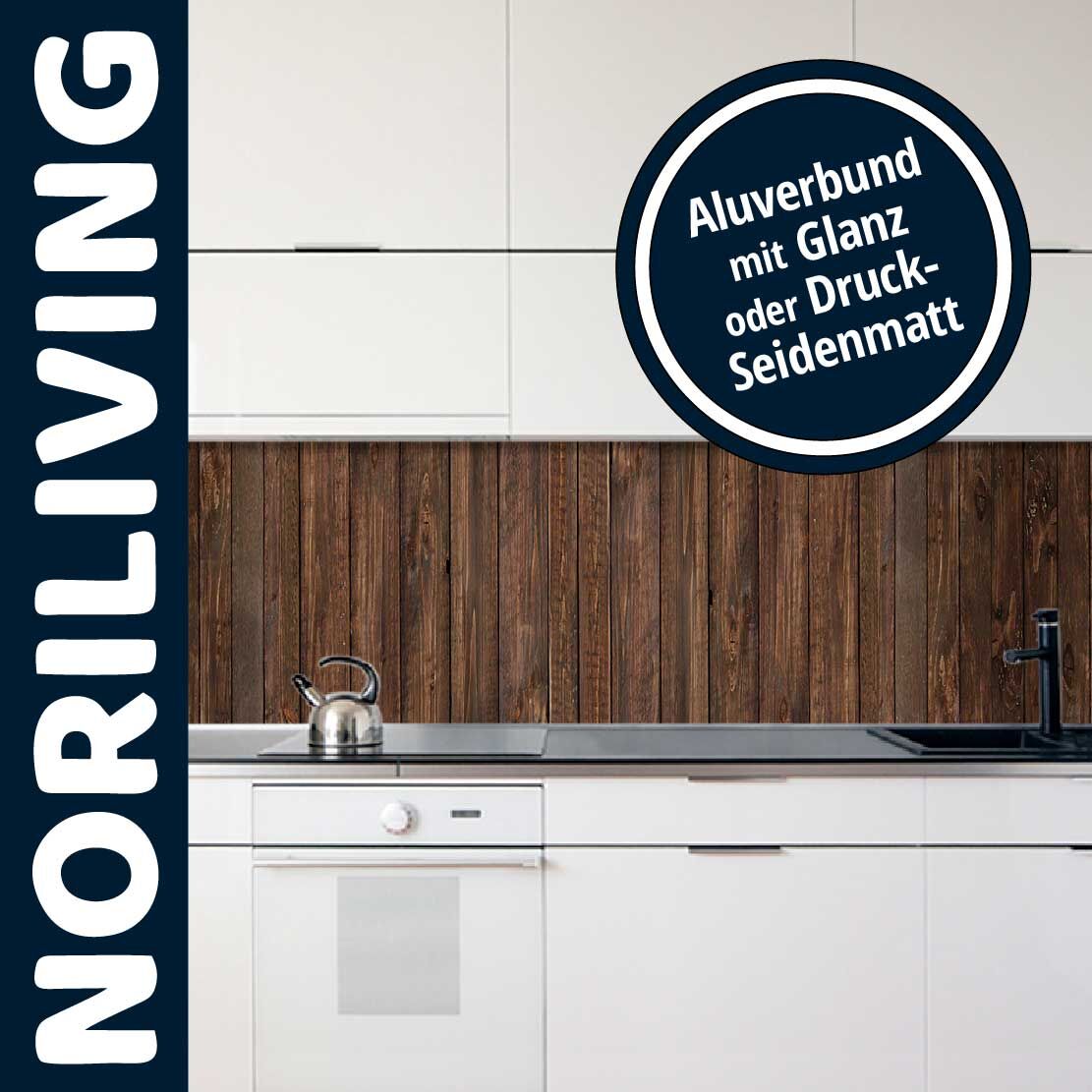 Weiße Küche mit moderner ALU-Verbundrückwand, erhältlich in Glanz oder Druck-Seidenmatt, von Noriliving.
