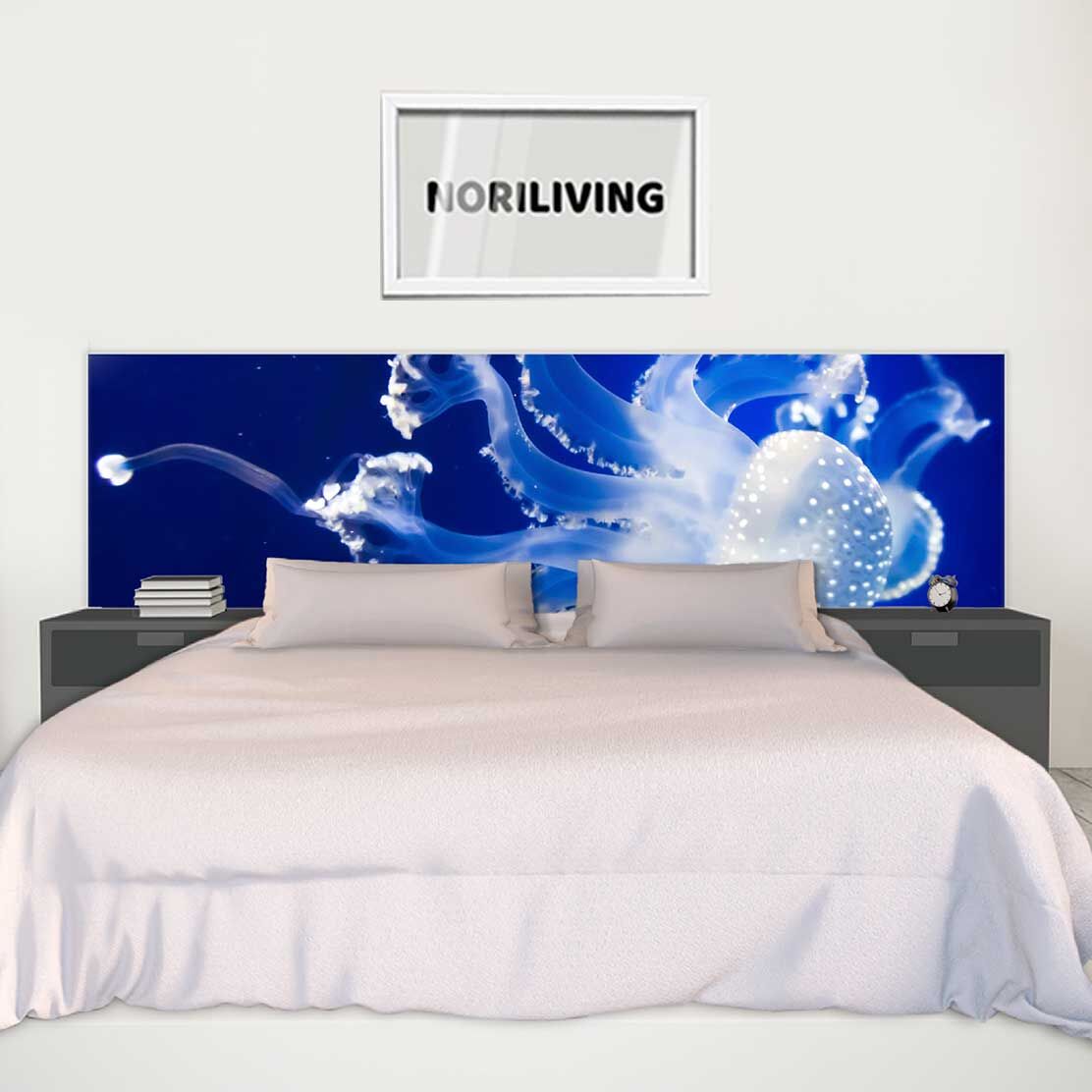 im Schlafzimmer eingebaute Bettrückwand mit Motiv weiße Qualle in dunkelblauem Meer 063