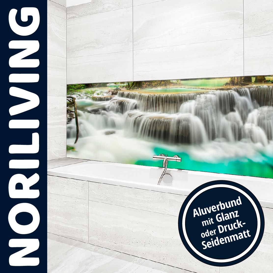 Renoviertes Badezimmer mit großem Wasserfallbild auf Aluverbundmaterial über der Badewanne.