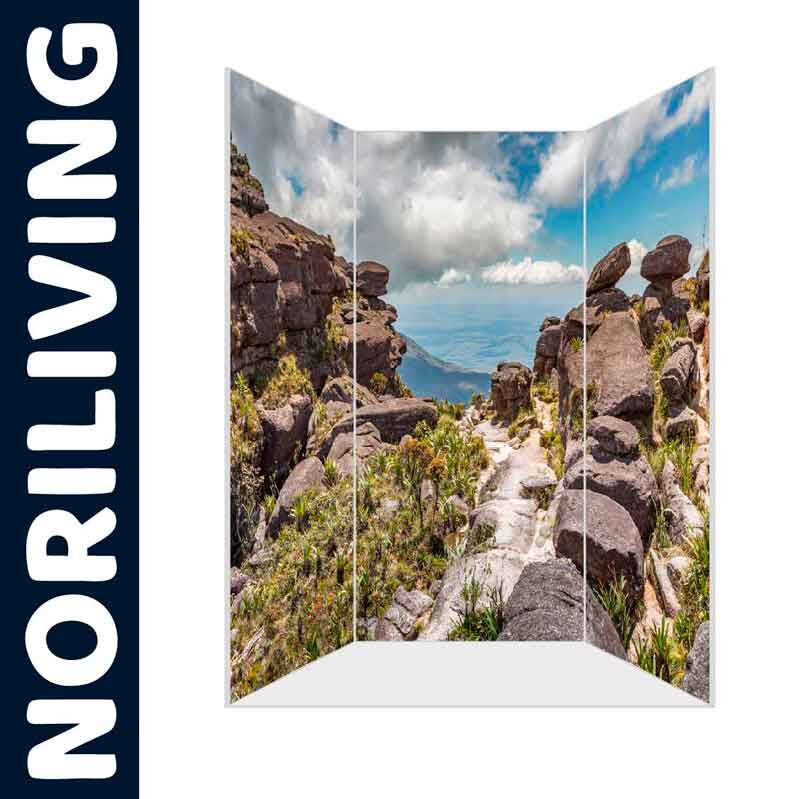 Raumteiler mit drei Panels, die eine beeindruckende Berglandschaft unter blauem Himmel zeigen. Einzigartiges Dekorelement von NORILIVING.