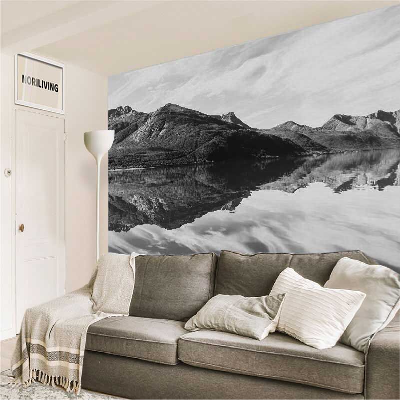 im Wohnzimmer eingebaute Wohnzimmerrückwand mit Motiv Bergsee 903 schwarz-weiß