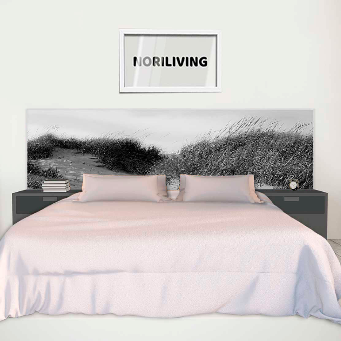 im Schlafzimmer eingebaute Bettrückwand mit Motiv Strandzugang mit Sand zwischen Dünen 046 schwarz-weiß