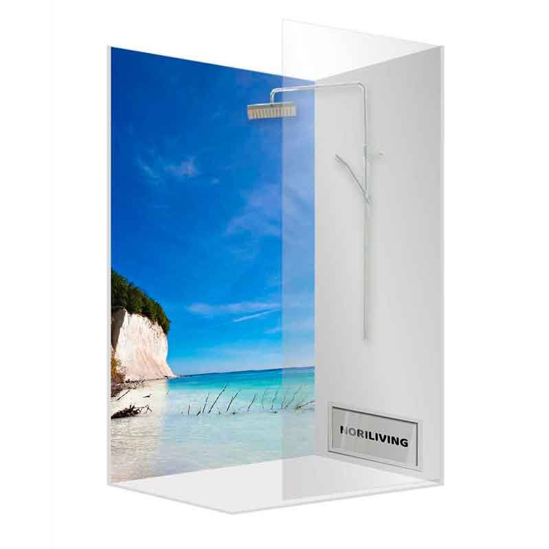 Moderne Duschkabine mit atemberaubendem Strandpanorama an der Glaswand und stilvoller Regendusche für ein luxuriöses Duscherlebnis