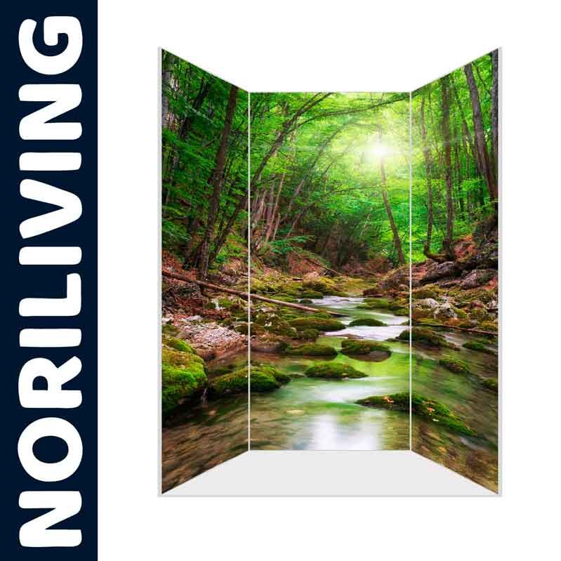 Raumteiler Paravent von Norliving, zeigt einen beruhigenden Wald mit fließendem Bach