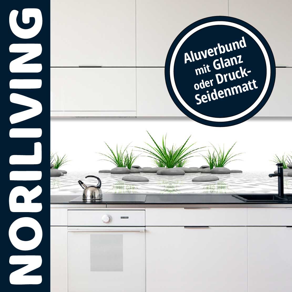 Küchenszene mit Aluverbund-Spritzschutz in Glanz- oder Seidenmattoptik, dekoriert mit grünen Pflanzen und Steinen