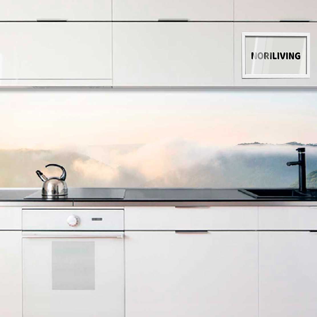Weiße moderne Küche mit Landschaftsmotiv als Rückwand, inklusive Wasserkocher und Spüle