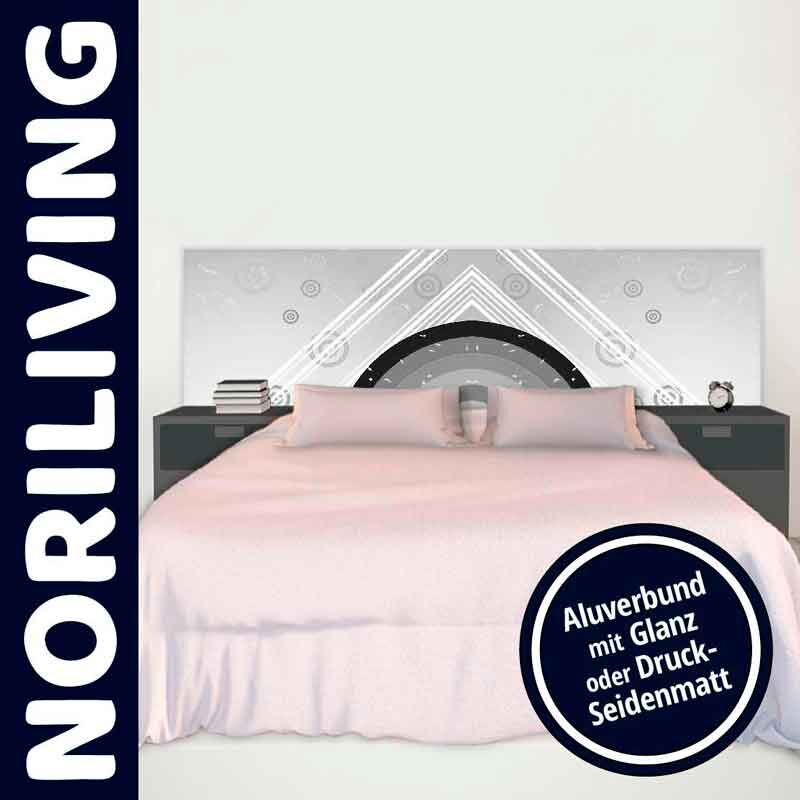 Schlafzimmer mit modernem Aluverbund-Kopfteil, zartrosa Bettdecke und Nachttischen.