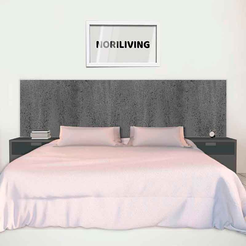 Helles Schlafzimmer mit weißem Bett, grauem Kopfteil und Nachttischen