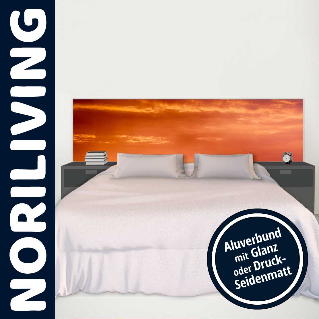 Schlafzimmer mit weißem Bett und einem Kopfteil mit Sonnenuntergangs-Motiv auf Aluverbund, seitlich Nachttische