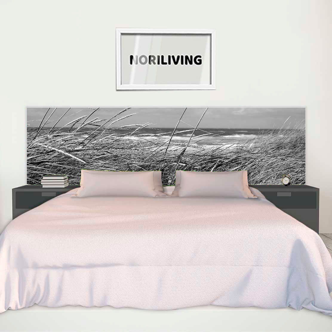 im Schlafzimmer eingebaute Bettrückwand mit Motiv Nordsee Düne 815 schwarz-weiß