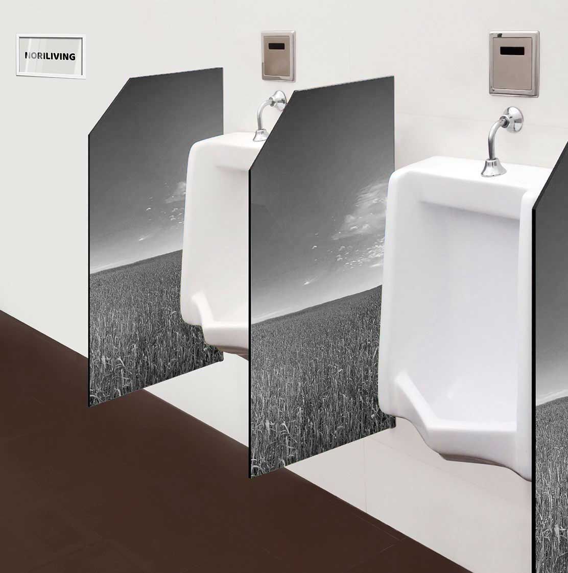 in der Toilette eingebaute Schamwand mit Motiv grünes Weizenfeld mit blauem Himmel 835 schwarz-weiß