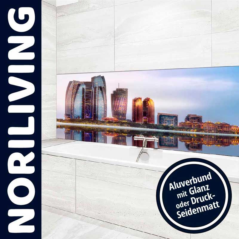 Moderne Küche mit stilvollem Stadtbild auf Glaswand, angeboten von Noriliving