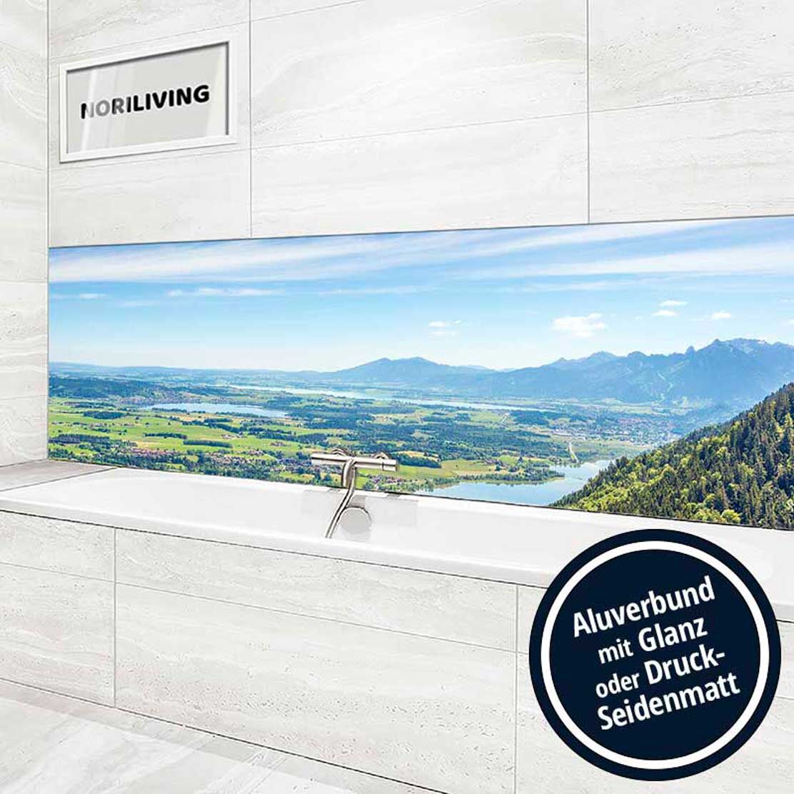 Helle Badezimmerumgebung mit Badewanne und großem Wandbild einer Landschaft, hergestellt aus Aluverbund in glänzend oder Druck-Seidenmatt
