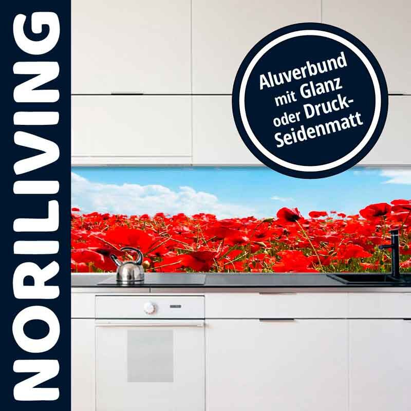 Küchenrückwand aus Aluverbund mit glänzendem oder seidenmattem Druck, Mohnblumen-Motiv, elegante Küchenoptik.