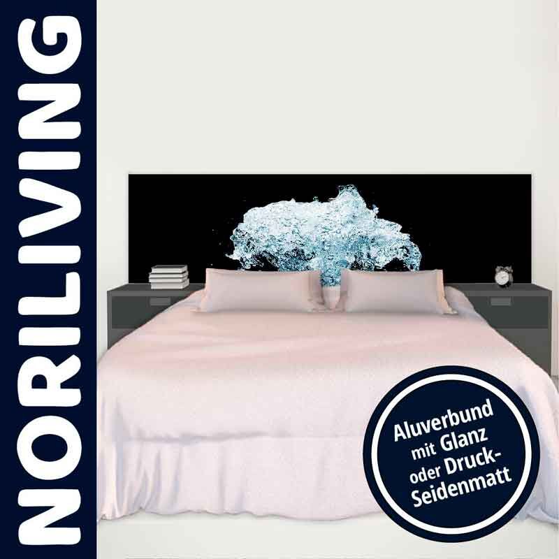 Modernes Schlafzimmer mit einem Noriliving Bett, das ein einzigartiges Kopfteil aus Aluverbund mit glänzendem Design zeigt. Elegantes Raumambiente mit stilvollen Nachttischen.