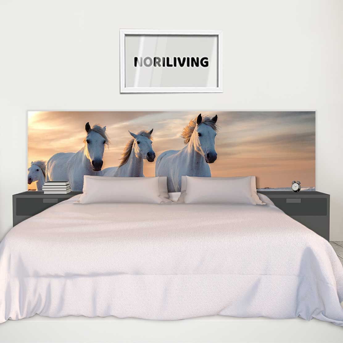 im Schlafzimmer eingebaute Bettrückwand mit Motiv Pferde am Meer 277