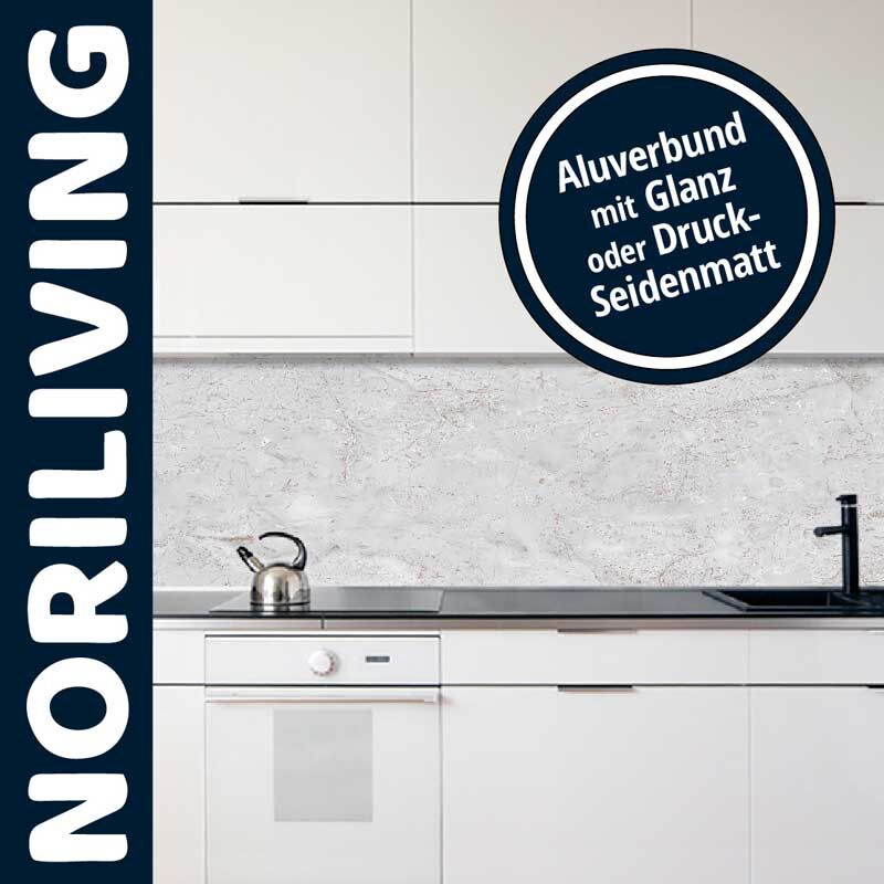 Weißer Küchenschrank mit Alu-Verbundrückwand in Glanz oder Druck-Seidenmatt von Noriliving, Wasserhahn und Wasserkocher