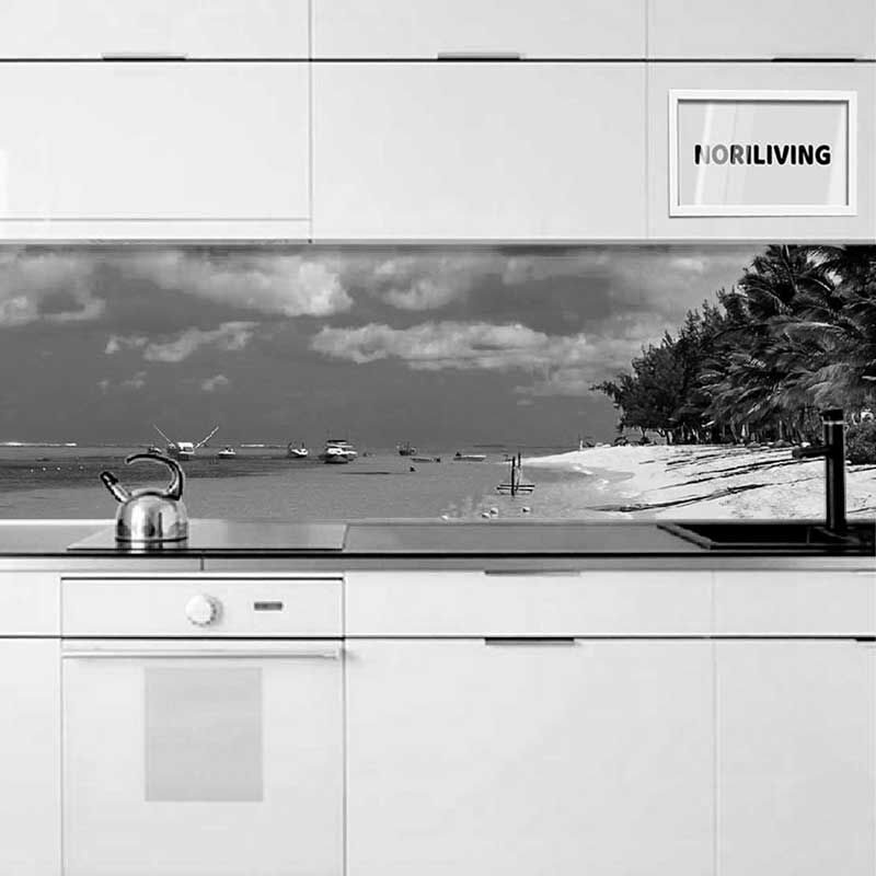 Schwarz-weißer Fotodruck einer tropischen Strandlandschaft als Küchenspritzschutz
