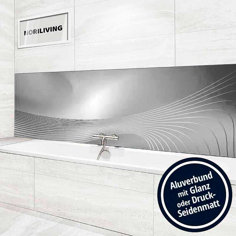 Modernes Badezimmer mit stilvoller Aluverbund-Rückwand in Glanzoptik, verziert mit feinen Linien.