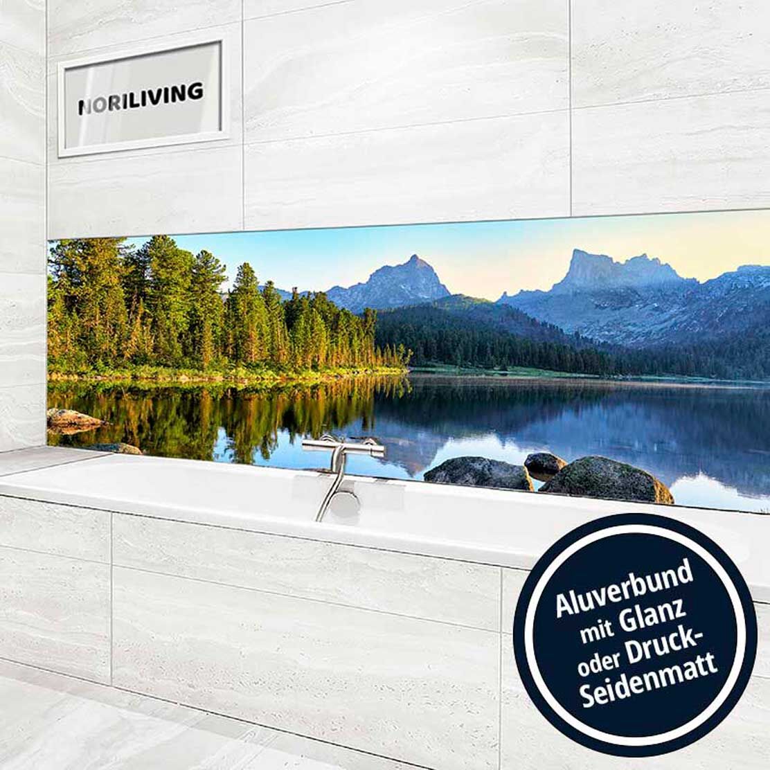 Ansicht des Badrückwand-Motivs Bergsee mit Wald 453 Höhe zentriert